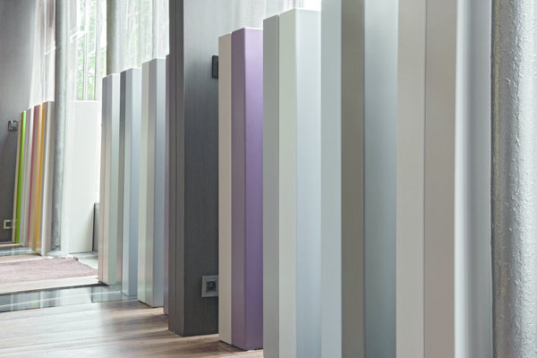 Extrêmement prisé par les designers, le Corian est un matériau de revêtement haut de gamme, mis au point par DuPont en 1967. Cette “solid surface”, composée de bauxite et de résine acrylique, est aussi malléable et solide que le bois. Très esthétique, le Corian offre une large palette de couleurs et il s’intègre harmonieusement dans tous les intérieurs, pouvant habiller murs, escaliers, salles de bains et cuisines.