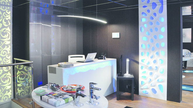 A l’accueil du showroom, HIM a imaginé un comptoir lumineux, ainsi qu’un panneau 3D en Corian, une idée de décoration futuriste qui pourrait séduire architectes, hôteliers, mais aussi les particuliers.