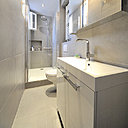 Après. La salle de bains est nappée d’un carrelage de grès cérame (dalles de 45 x 45 cm) à la teinte minérale. L’espace douche, avec bac de 80 x 120 cm, est doté d’une niche gagnée suite à la fabrication d’un coffrage nécessaire pour camoufler les canalisations et descentes de vannes.