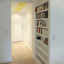 Après : Dans l’entrée, une ligne jaune, en fil rouge, rappelle le soleil du sud de la France, région d’origine de la propriétaire.