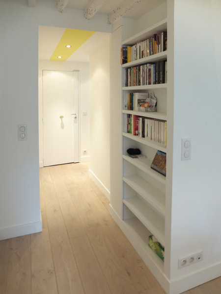 Après : Dans l’entrée, une ligne jaune, en fil rouge, rappelle le soleil du sud de la France, région d’origine de la propriétaire.