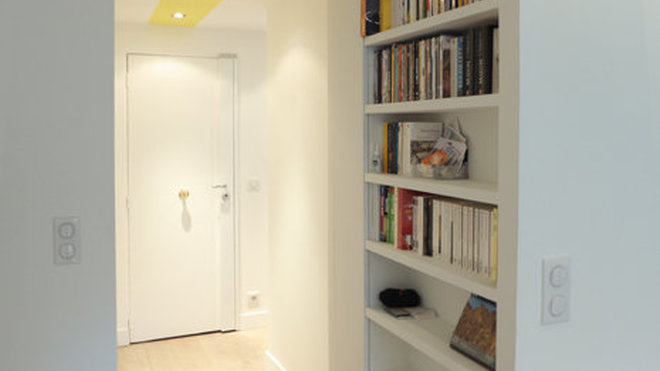 Après : Dans l’entrée, une ligne jaune, en fil rouge, rappelle le soleil du sud de la France, région d’origine de la propriétaire.