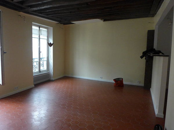 Avant : Des matériaux rustiques qui assombrissent l’espace : une perte de lumière naturelle gratuite