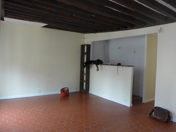 Avant : Une cuisine dans une alcôve et cachée derrière un muret : une intégration maladroite