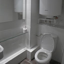 Avant : Un ballon d’eau chaude apparent sans coffrage : une maladresse esthétique.