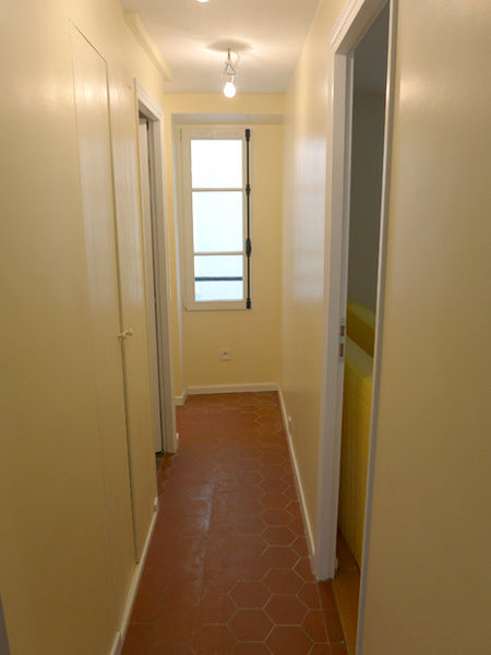 Avant : Un couloir sans rangement : un espace mal exploité.