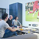 Si l’usage principal est le cinéma, on peut aussi très bien regarder un match télévisé ou faire du gaming.