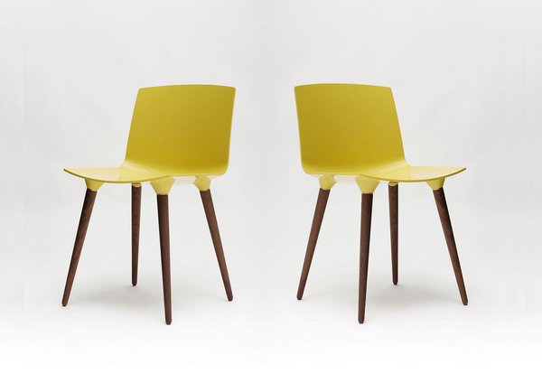 Une chaise inspirée du mouvement moderniste scandinave. Elle se décline en 7 coloris, et évidemment en jaune. Piétement en chêne, frêne, noyer et frêne teinté noir. Design Bykat. Chaise TAC. La Boutique Danoise.