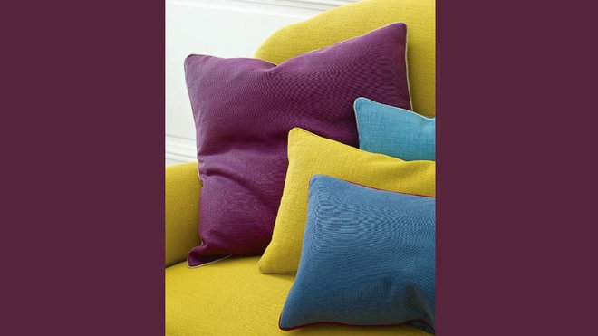 Un canapé jaune citron, orné de coussins couleur mer et azur. Collection 2014. Manuel Canovas. Un canapé jaune citron, orné de coussins couleur mer et azur. Collection 2014. Manuel Canovas.