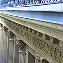 Le style haussmannien de l’édifice se remarque par sa façade en pierre de taille richement décorée de balcons, corniches et moulures.