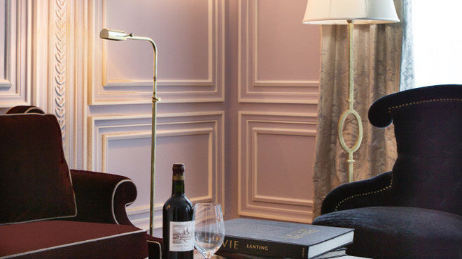 Grand décorateur français, Jacques Garcia a souhaité doter La Réserve Paris d’une atmosphère chic et décontractée dans l’esprit de raffinement d’une maison de famille.