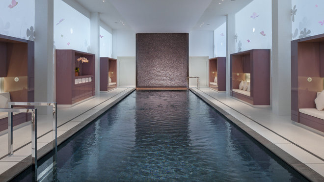 La piscine est aussi pratique pour se rafraîchir que pour faire des longueurs. La piscine est aussi pratique pour se rafraîchir que pour faire des longueurs.