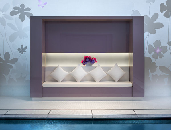 L’ambiance relaxante du spa se retrouve dans les couleurs douces de la piscine.