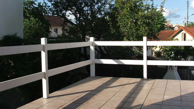 Avant: votre terrasse n'est protégée ni du vent, ni des regards.