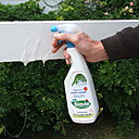 Etape 1 : Passer un produit nettoyant sur l’ensemble de la balustrade devant recevoir le brise-vue décoratif, afin de bien dégraisser le support. Etape 1 : Passer un produit nettoyant sur l’ensemble de la balustrade devant recevoir le brise-vue décoratif, afin de bien dégraisser le support.