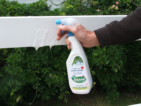 Etape 1 :   Passer un produit nettoyant sur l’ensemble de la balustrade devant recevoir le brise-vue décoratif, afin de bien dégraisser le support.