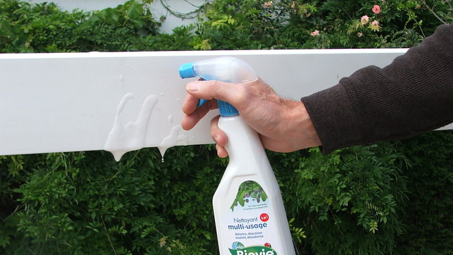 Etape 1 :   Passer un produit nettoyant sur l’ensemble de la balustrade devant recevoir le brise-vue décoratif, afin de bien dégraisser le support.