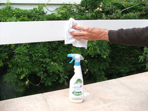 Etape 2 :   Après avoir laissé agir le produit nettoyant quelques minutes, frotter avec un chiffon propre l’ensemble de la balustrade.