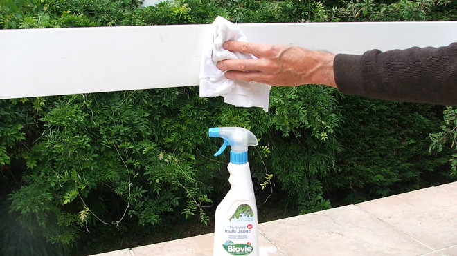 Etape 2 :   Après avoir laissé agir le produit nettoyant quelques minutes, frotter avec un chiffon propre l’ensemble de la balustrade.