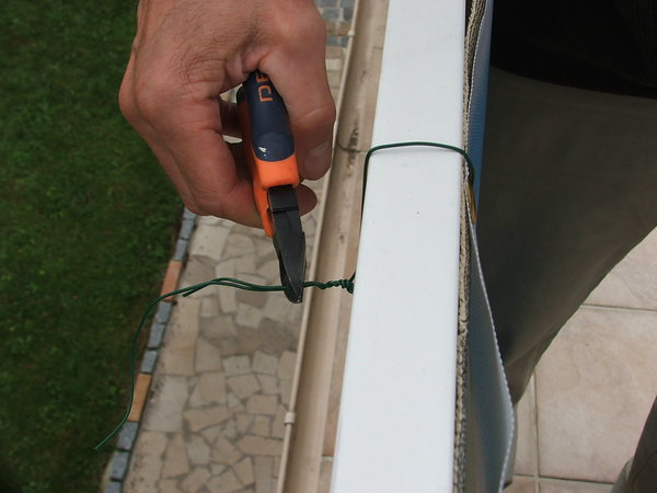 Etape 4 :   A la pince coupante, couper le surplus du fil de fer souple de fixation. Veiller à laisser 1 à 2 centimètres de fil de fer enroulé.