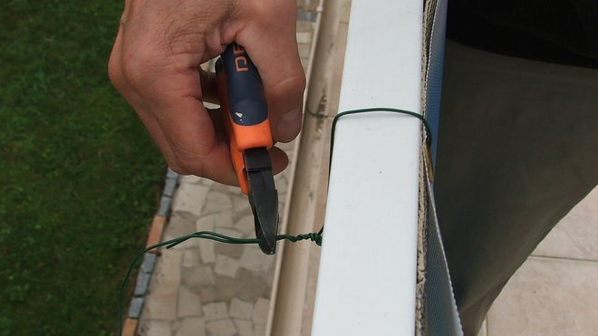 Etape 4 :   A la pince coupante, couper le surplus du fil de fer souple de fixation. Veiller à laisser 1 à 2 centimètres de fil de fer enroulé.