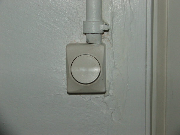 Avant: le vieil interrupteur n'est plus aux normes.