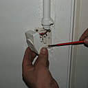 Etape 1 : Démonter l’ancien interrupteur défectueux, en commençant par déclipser le couvercle de protection.