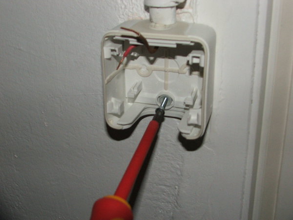 Etape 6 : Visser, sans forcer sur les vis, le nouveau boitier de l’interrupteur.