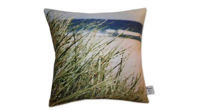 Cette collection de coussins évoque le plaisir des vacances, le parfum des embruns, le sable sous les pieds... Dessus du coussin en microfibre touché peau de pêche, dessous en toile de lin naturel. Garniture en fibre polyester creuse. Déhoussable. 40 x 40 cm 52 €. Coussin Herbes Folles. Alexandre M-S. Cette collection de coussins évoque le plaisir des vacances, le parfum des embruns, le sable sous les pieds... Dessus du coussin en microfibre touché peau de pêche, dessous en toile de lin naturel. Garniture en fibre polyester creuse. Déhoussable. 40 x 40 cm 52 €. Coussin Herbes Folles. Alexandre M-S.