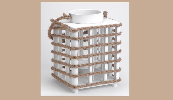 Avec ses cordages, cette lanterne évoque les paquebots d'antan. En bois et corde. 19 x 19 x 25 cm. Lanterne Régate. Amadeus.