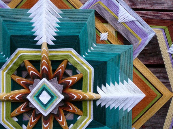 Mandala king size, un merveilleux kaléidoscope fait de fils de couleur.