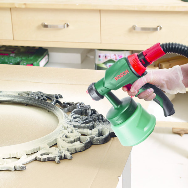 Pulvérisez la peinture acrylique sur les 2 côtés du cadre en respectant les temps de séchage!