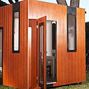 Hobikken Junior est une maisonnette de jardin en bois haut de gamme. 2950 € sur www.smartplayhouse.com