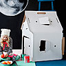 Cabane en carton, la Casa Cabana blanche est entièrement personnalisable avec de la peinture ou des feutres. 34 € sur www.studioroof.com
