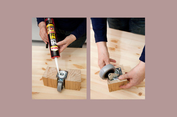 Etape 4 : Encollez le support des 4 roulettes, puis collez-en une sur chaque cube en bois.