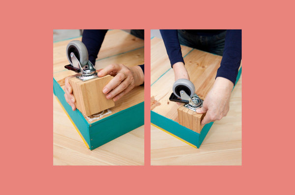 Etape 6 : Collez les cubes à roulettes sur les coins encollés de la table.