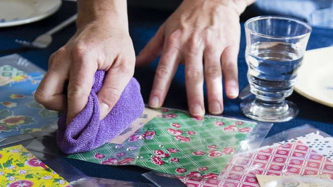Ce chemin de table plastifié ne craint ni l’eau ni les taches !