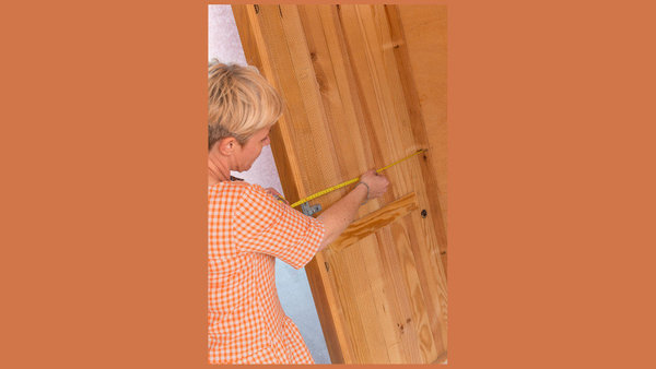 Etape 2 : Prenez les dimensions de l’armoire pour faire découper des planches qui remplaceront les anciennes étagères.