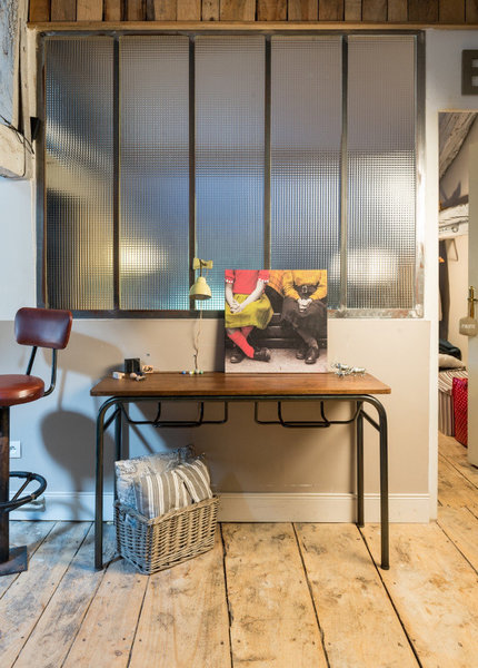 Résultat : la table d’école ainsi restaurée donne un côté industriel à la pièce.