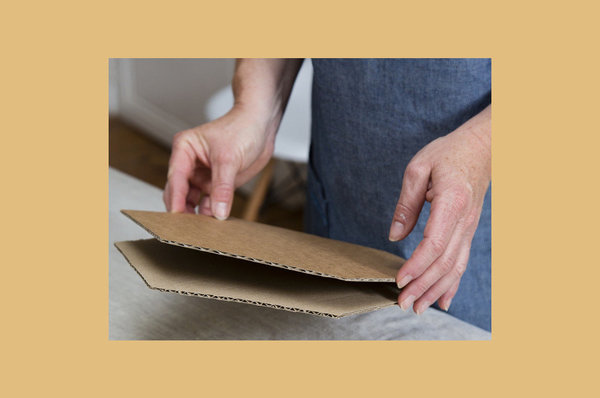 Etape 3 : Répétez les étapes 1 et 2 en variant la taille du gabarit pour obtenir 3 hexagones de tailles différentes. Tracez et découpez 3 autres hexagones identiques, pour obtenir deux fois trois hexagones.