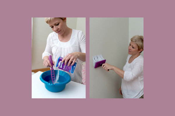 Etape 3 : Préparez la colle pour papier peint intissé Métylan selon les instructions inscrites sur la boîte, puis encollez la surface repérée sur votre mur avec une brosse à encoller.