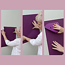 Etape 4 : Collez votre morceau de papier-peint au mur en vous aidant des repères tracés à l’étape 1. Positionnez le papier-peint à la main, puis marouflez avec une spatule à maroufler.