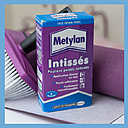 Cette colle spécialement créée pour les papier-peints intissés s’applique directement sur le mur.