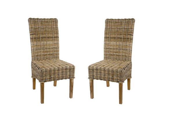 Dedans ou sous une terrasse abritée, la chaise tressée pieds teck Kubu, vendues par 2 sur le site Delamaison.fr