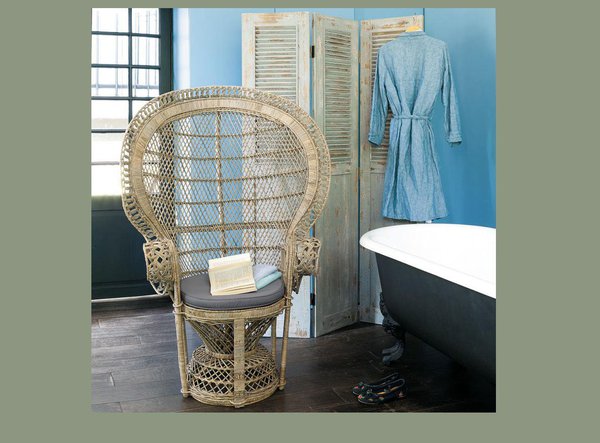 Pure style 70's pour ce fauteuil en rotin grisé et tressé. Fauteuil Emmanuelle. Maisons du Monde.