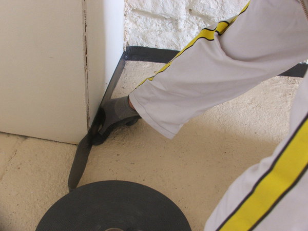 Etape 3 : on posera une bande de désolidarisation périphérique compressible de 3 mm au moins, le long de tout mur ou cloison.