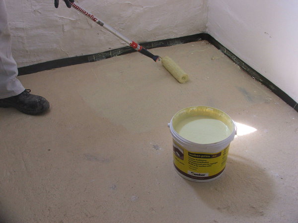 Etape 5 : le support est prêt. On applique alors le primaire pour supports fermés : Weber.prim AD ; délai de séchage : 2 à 3 heures environ, avant l’application du ragréage.