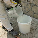 Etape 6 : on prépare le malaxage du ragréage. Pour cela, suivre les instructions du fabricant et respecter scrupuleusement le taux de gâchage préconisé. L’utilisation d’un seau doseur facilite grandement le respect du dosage en eau.