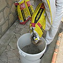 Etape 7 : après avoir versé l’eau dans le seau dédié au malaxage, incorporer progressivement le ragréage. Weber.niv dur est traité Anti-Poussière, et offre de ce fait un confort de travail appréciable.