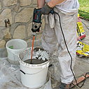 Etape 8 : malaxer environ 2 minutes, avec un fouet-mélangeur à pales carrées, monté au bout d’un malaxeur ou d’un perceuse, en travaillant à vitesse lente (500 tr/min max).